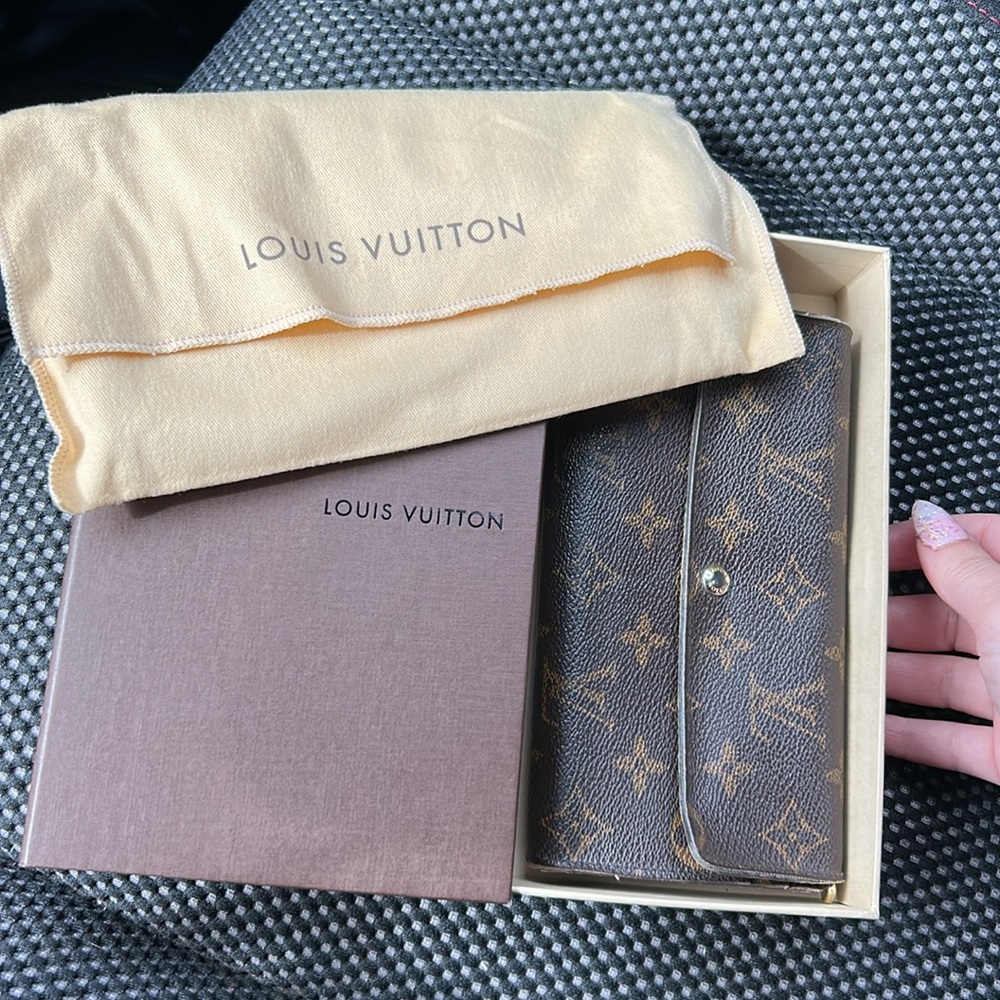 AUTHENTIC Louis Vuitton Monogram Sarah Wallet With box and dust bag